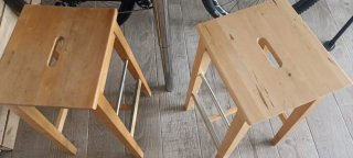 2 Sgabelli da bar in legno con rinforzi in metallo