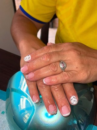 Manicura y pedicura francesa con flores