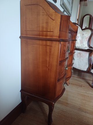 Escritorio de madera con marquetería