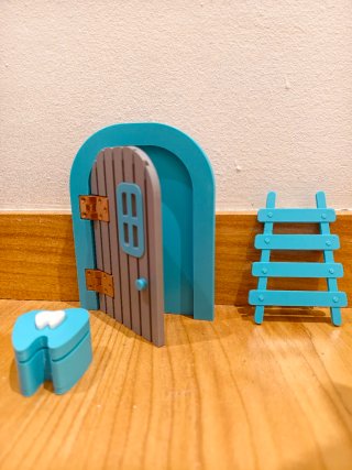 Puerta Ratoncito Pérez azul y escalera