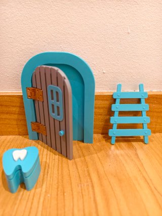 Puerta Ratoncito Pérez azul y escalera