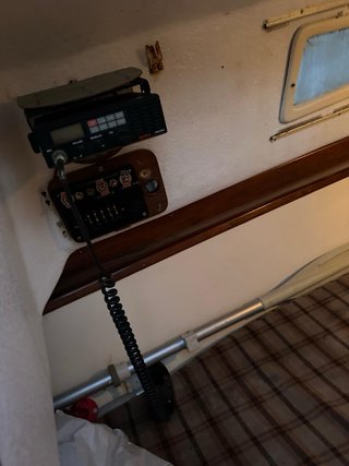Velero con fueraborda, VHF, compás y piloto