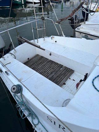 Velero con fueraborda, VHF, compás y piloto