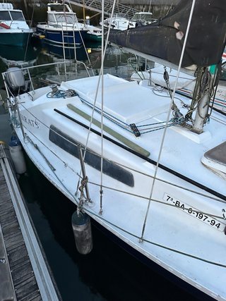 Velero con fueraborda, VHF, compás y piloto