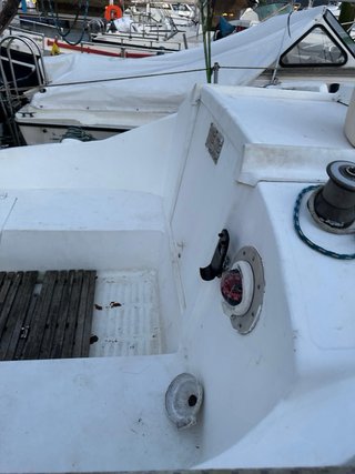 Velero con fueraborda, VHF, compás y piloto