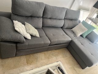 Sofá modular gris con chaiselongue