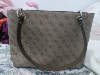 Bolso Tote Guess Eco Noel Latte Logo Marrón
