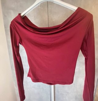 Maglietta con spalle e pancia  scoperte