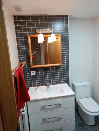 Espejo de lavabo con foco de madera