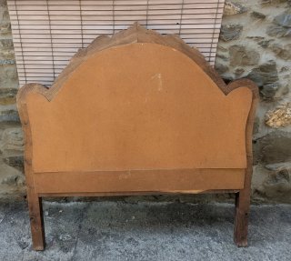 Cabecero antiguo de madera tallada