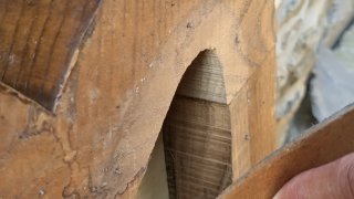 Cabecero antiguo de madera tallada