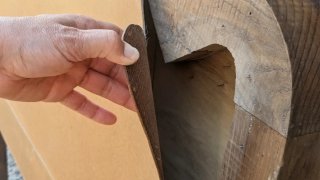 Cabecero antiguo de madera tallada