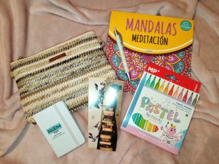 Bolso cartera + Set papelería y dibujo relax