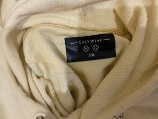 Sudadera amarilla con cordones