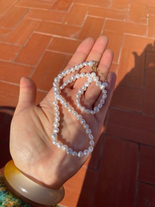 Collar de perlas naturales blancas y cierre dorado