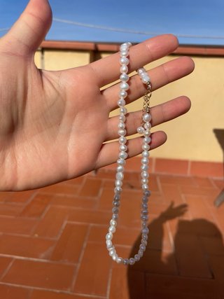 Collar de perlas naturales blancas y cierre dorado