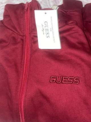 Conjunto deportivo Guess Talla L Burdeos