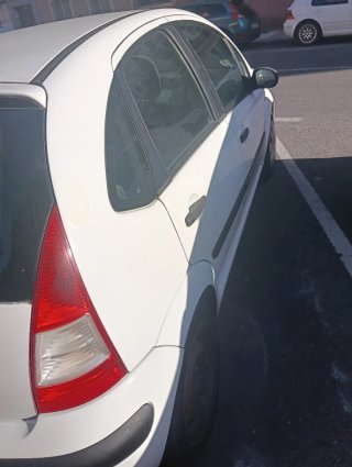 Coche blanco 5 puertas