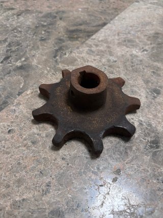 Piñón dentado antiguo oxidado