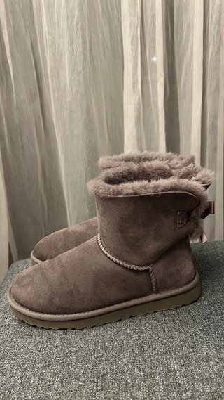 Botas UGG grises talla 39 con lazo