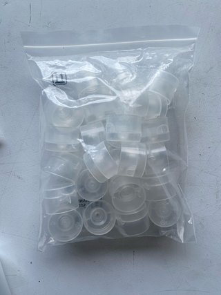 25 botes de plástico transparentes