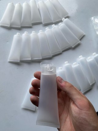 25 botes de plástico transparentes