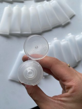 25 botes de plástico transparentes