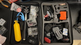 Cámara GoPro Hero con muchos accesorios