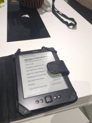Amazon Kindle 4ª Gen (2011) Negro con estuche