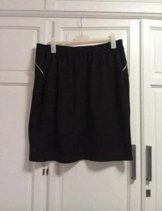 Falda negra con cremallera