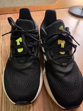 Adidas Pureboost 22 Talla 43.5 Negro/Amarillo
