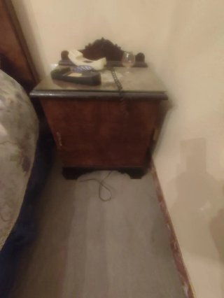 Armario antiguo de madera con espejo