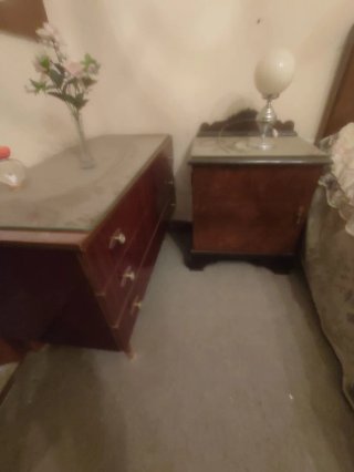 Armario antiguo de madera con espejo