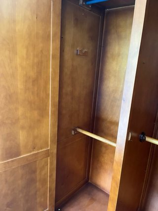 Armario de madera maciza