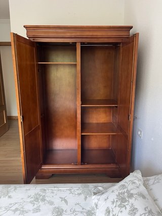 Armario de madera maciza