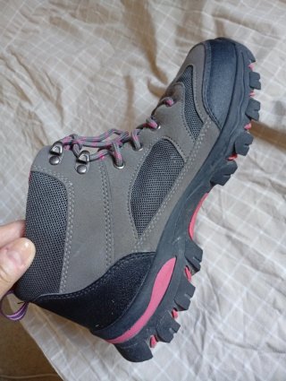Botas de montaña grises y rosas