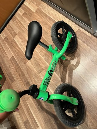 Bicicleta de equilibrio verde para niños pequeños