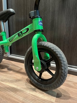 Bicicleta de equilibrio verde para niños pequeños