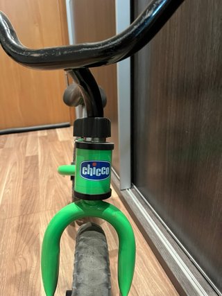 Bicicleta de equilibrio verde para niños pequeños