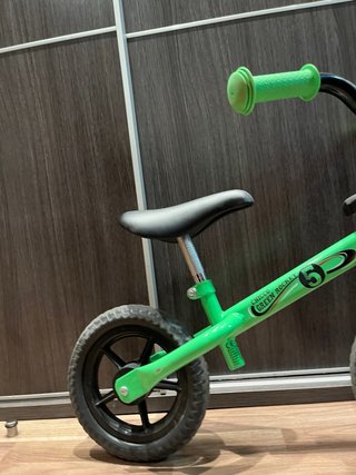 Bicicleta de equilibrio verde para niños pequeños