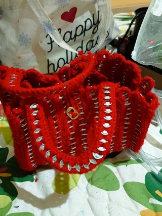 Bolso tejido rojo con anillas de lata