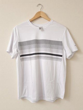 Camiseta deportiva blanca con estampado lineal