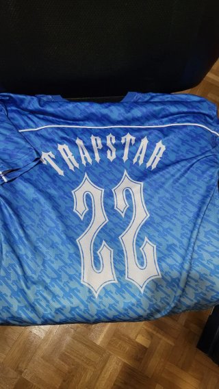 Camiseta Trapstar Azul carita diseño de fútbol