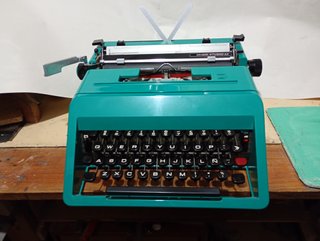 Dos máquinas de escribir Olivetti antiguas