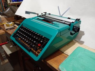 Dos máquinas de escribir Olivetti antiguas