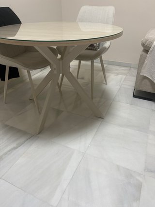 Mesa redonda con 4 sillas