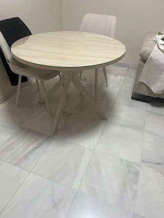 Mesa redonda con 4 sillas