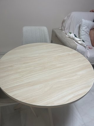 Mesa redonda con 4 sillas