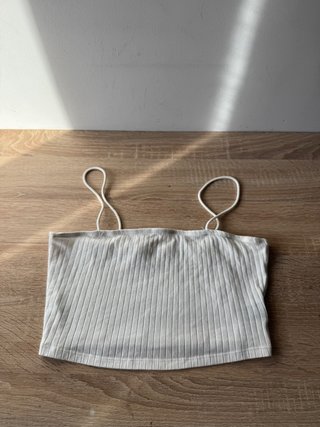 Top crop blanco acanalado tirantes finos