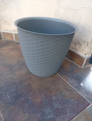 9 Macetas de plástico grises estilo mimbre
